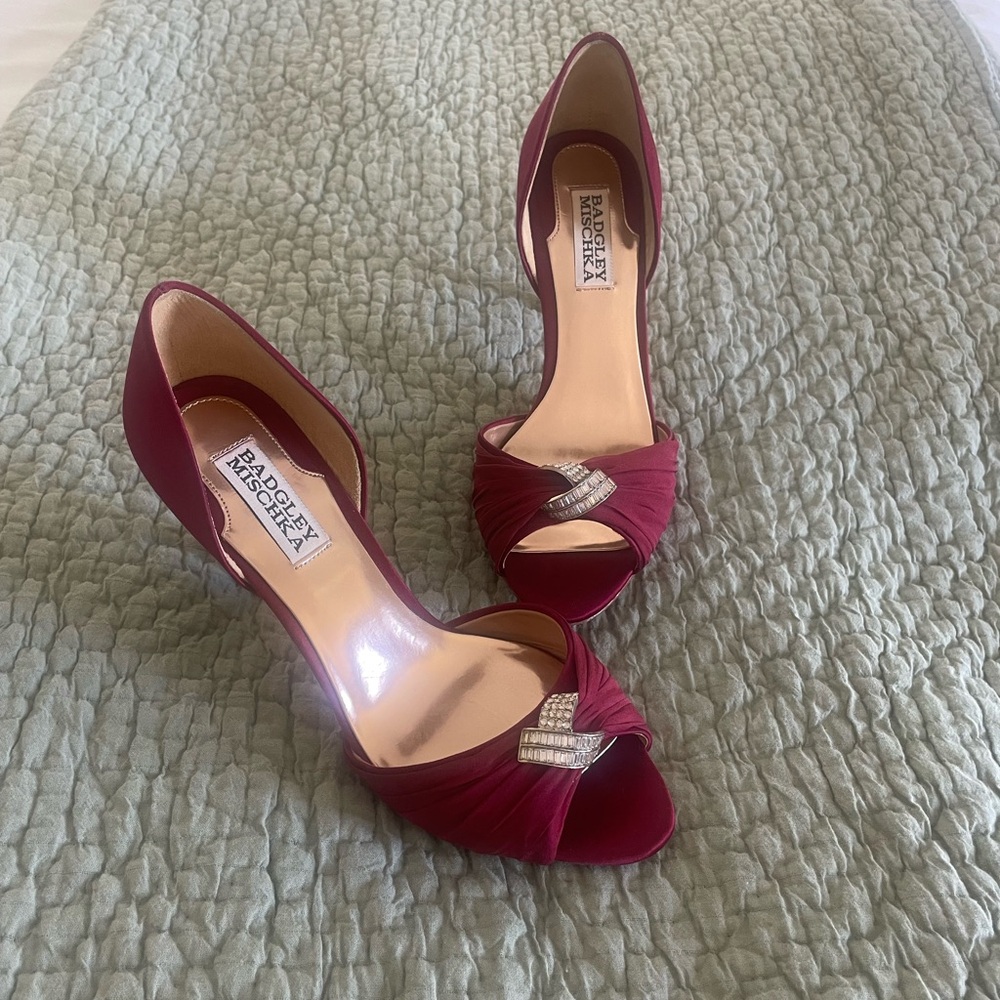 Badgley Mischka Women's Burgundy Peep Toe Heels